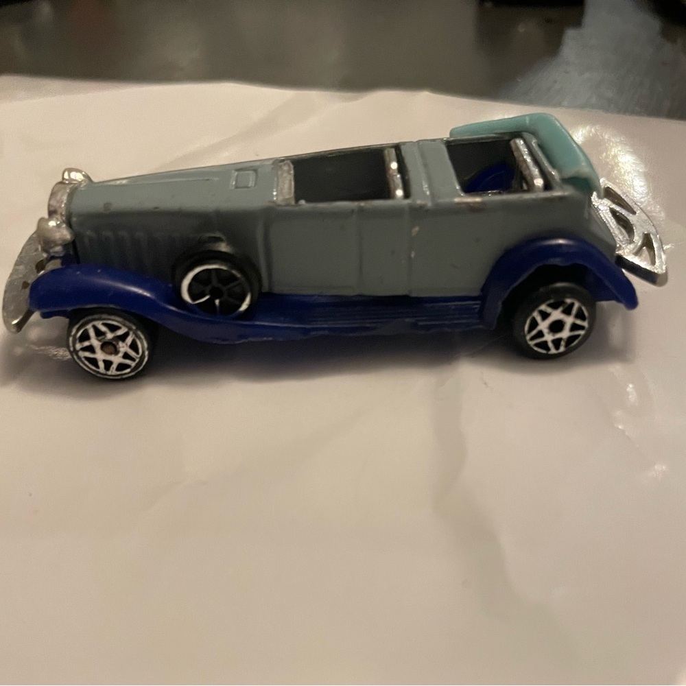 Vintage looking 1932 Cadillac V16 Luxury Car Crude 1/64 Scale Diecast